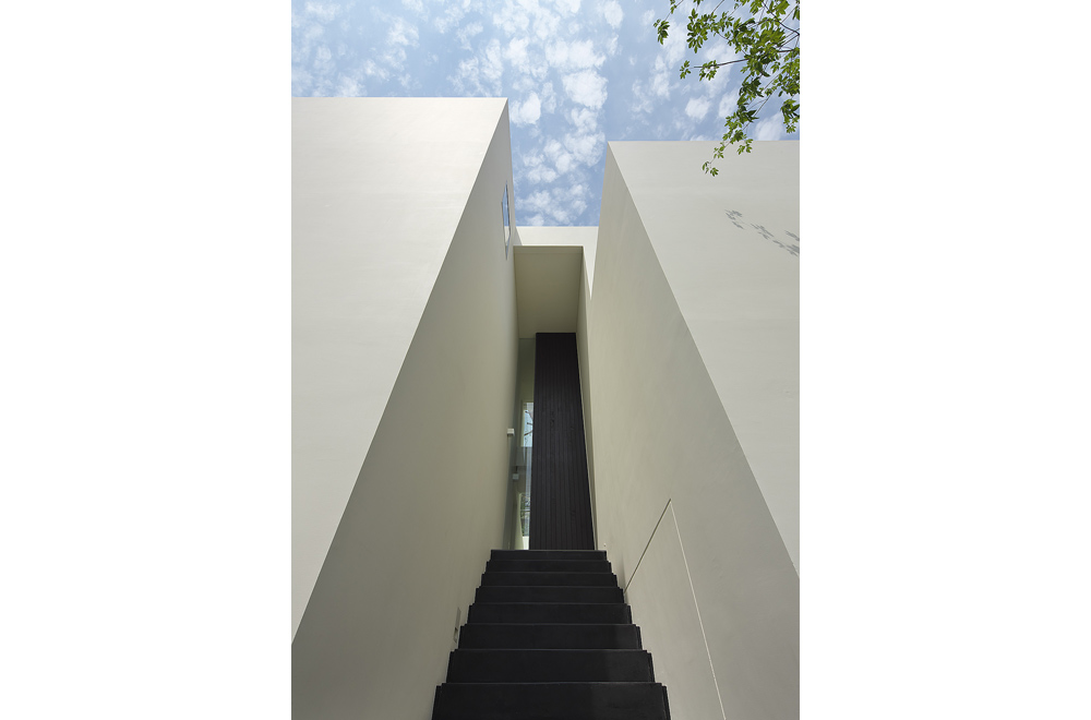 A HOUSE WITH THE WATER DECK: Entrance