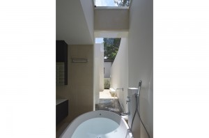 A HOUSE WITH THE WATER DECK: Bathroom