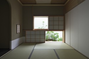 A HOUSE WITH THE WATER DECK: Japanese-style room