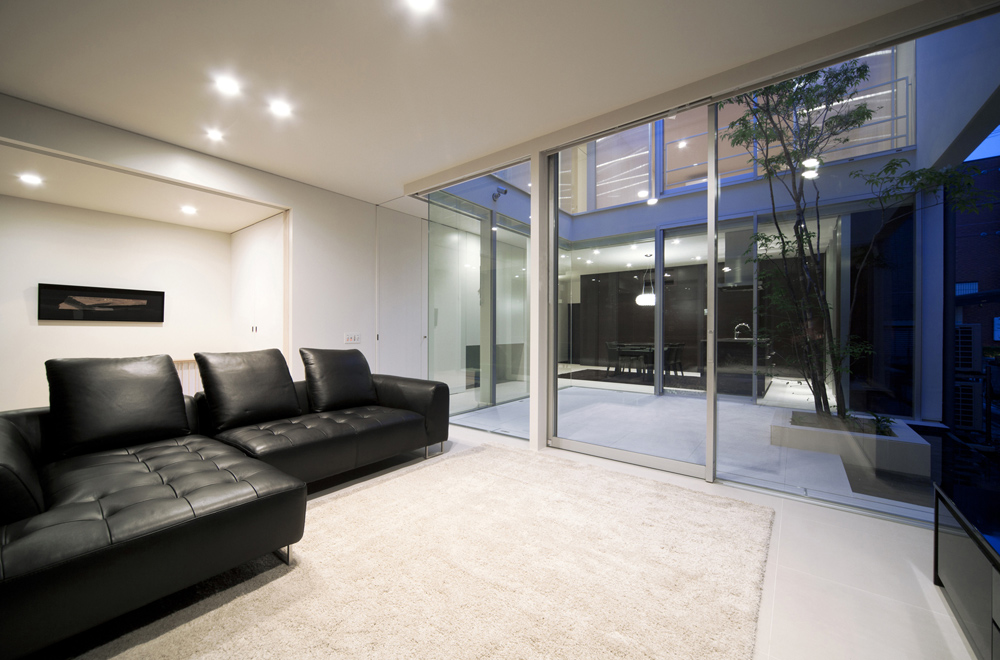 HOUSE WITH Ａ COURTYARD FOSTER FOUR SEASONS: Living room