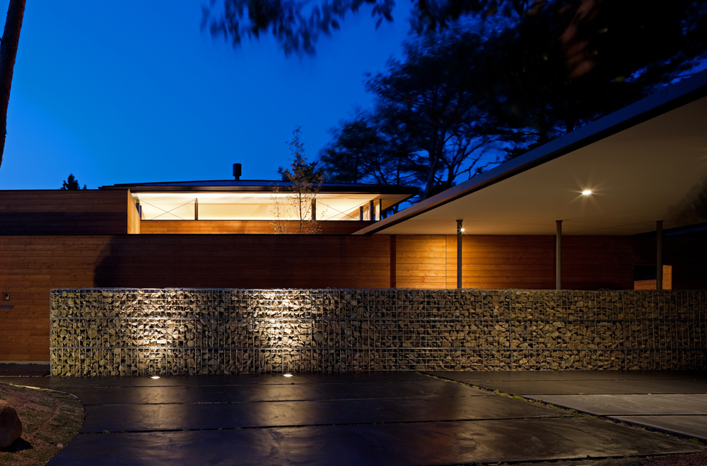 FLOATING ROOF: Facade (in the night)