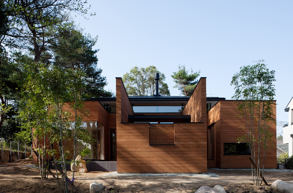 FLOATING ROOF: Facade