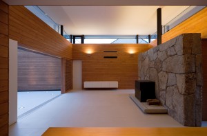 FLOATING ROOF: Fireplace