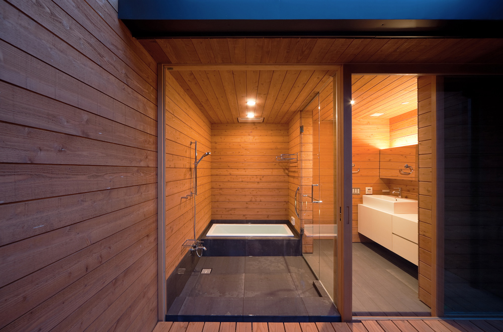 FLOATING ROOF: Wash room