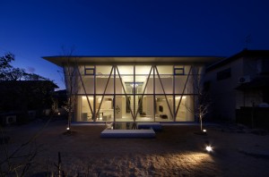 GREEN HOUSE: Facade (in the night)