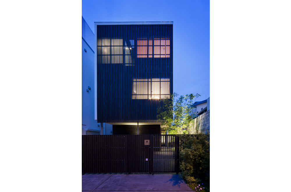 WIND ＆ LOUVER: Facade (in the night)