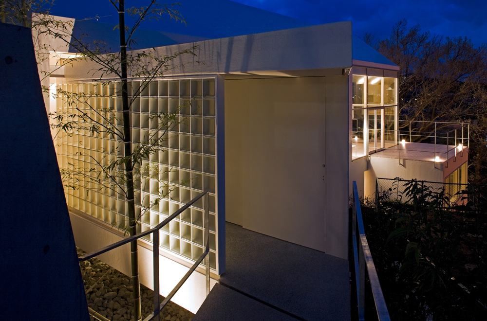 HOUSE WITH OAK TREE: Entrance (in the night)