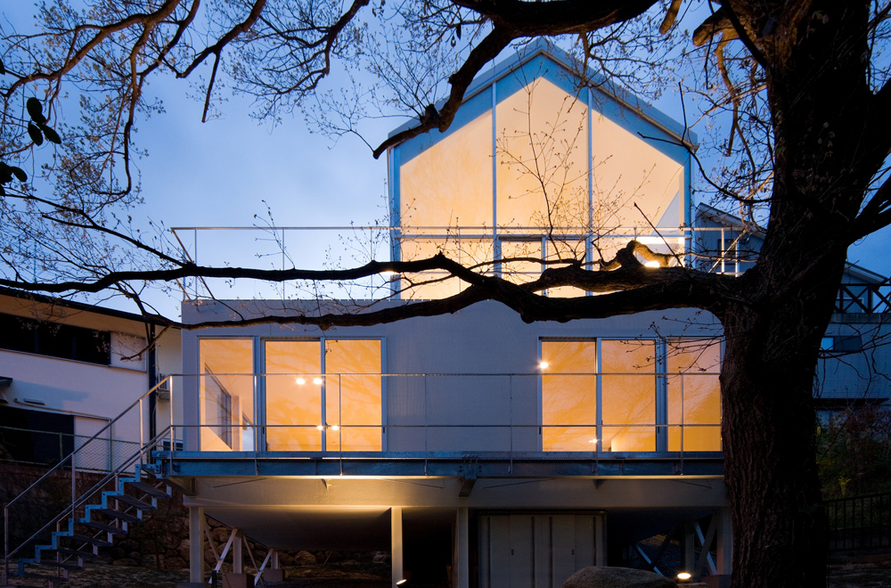 HOUSE WITH OAK TREE: Facade (in the night)