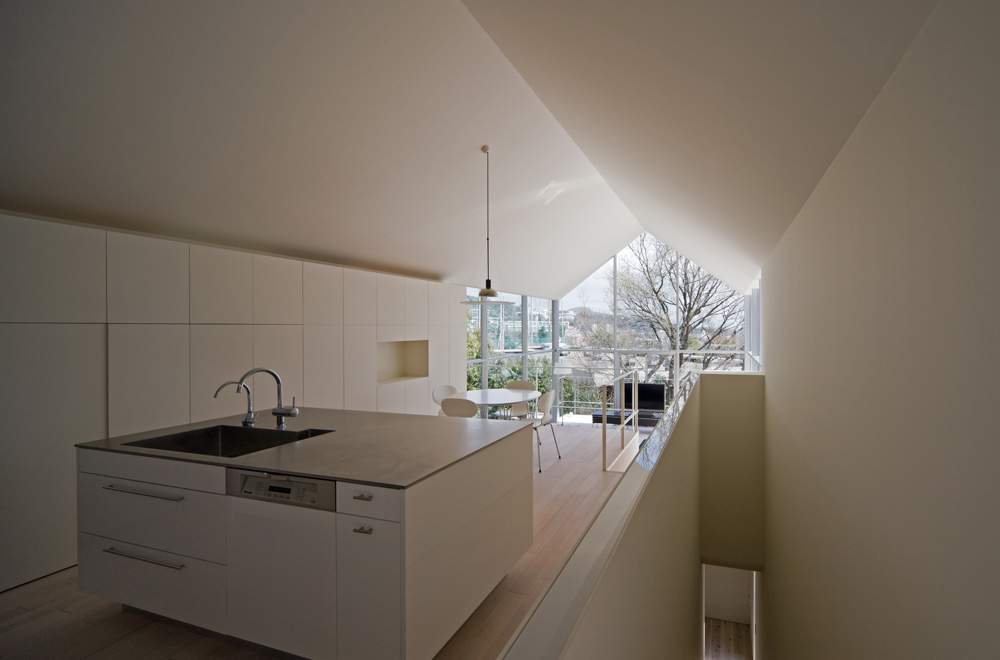 HOUSE WITH OAK TREE: Dining kitchen