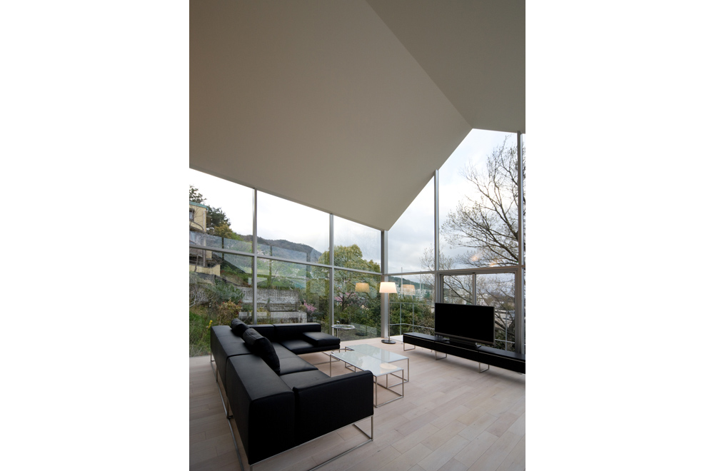 HOUSE WITH OAK TREE: Living room