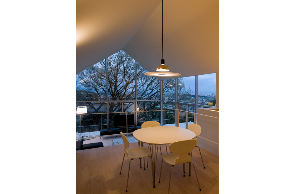 HOUSE WITH OAK TREE: Mezzanine