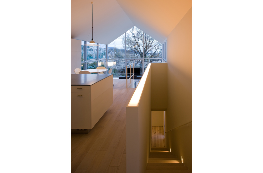 HOUSE WITH OAK TREE: Dining kitchen