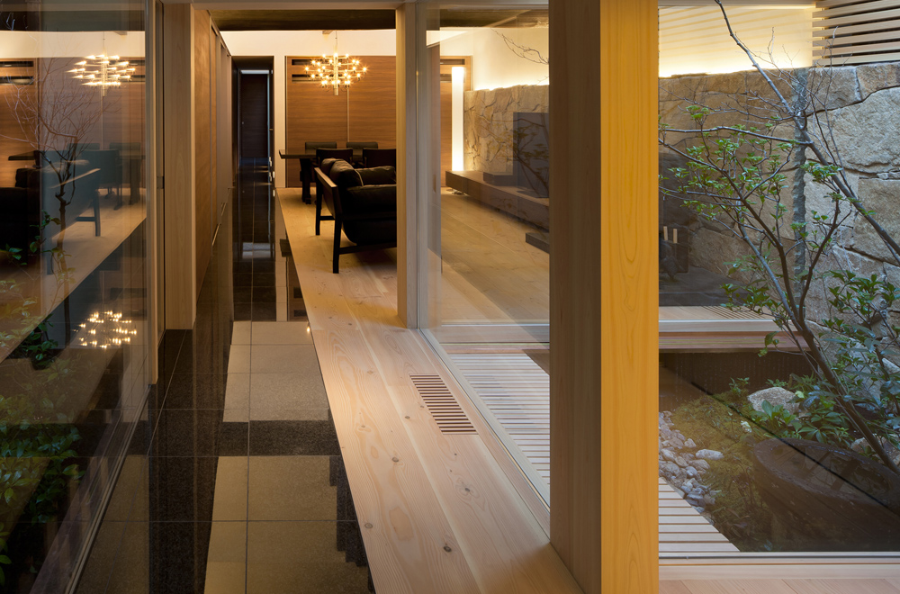 KYOTO STYLE COURTYARD: Roofed passage