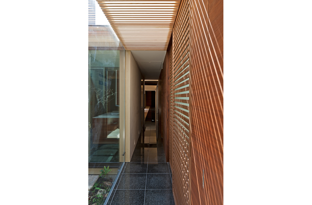 KYOTO STYLE COURTYARD: Roofed passage