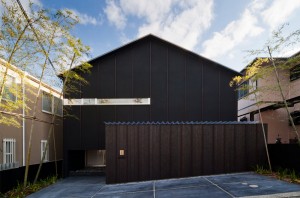 BLACK WALL HOUSE: Facade