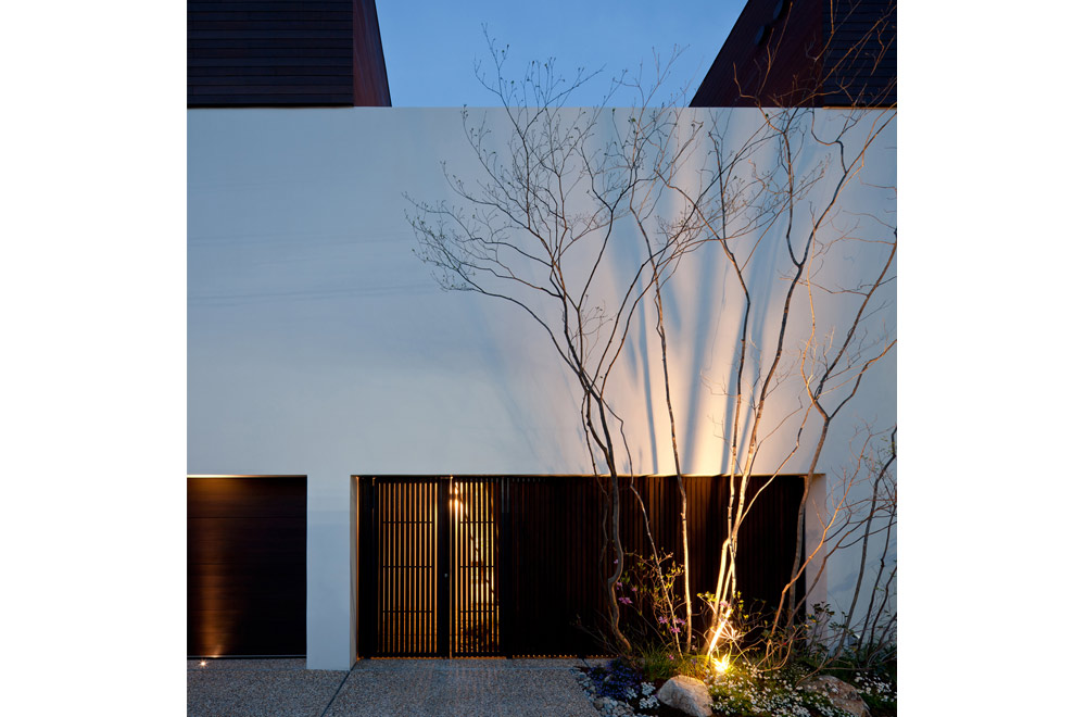 HOUSE WITH PUBLIC GARDEN: Facade (in the night)