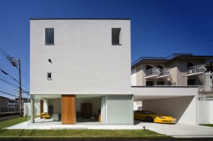 HOUSE OF A GLASS PATIO: Facade