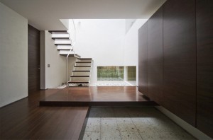 A HOUSE WITH AN INNER PATIO: Entrance hall