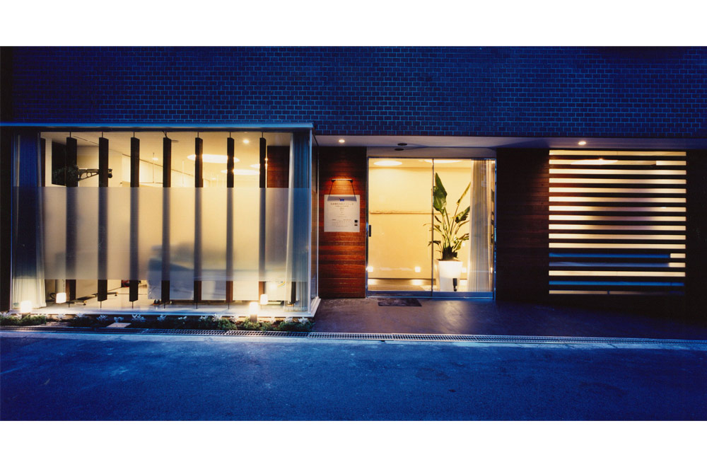 MARUI CLINIC: Facade (in the night)