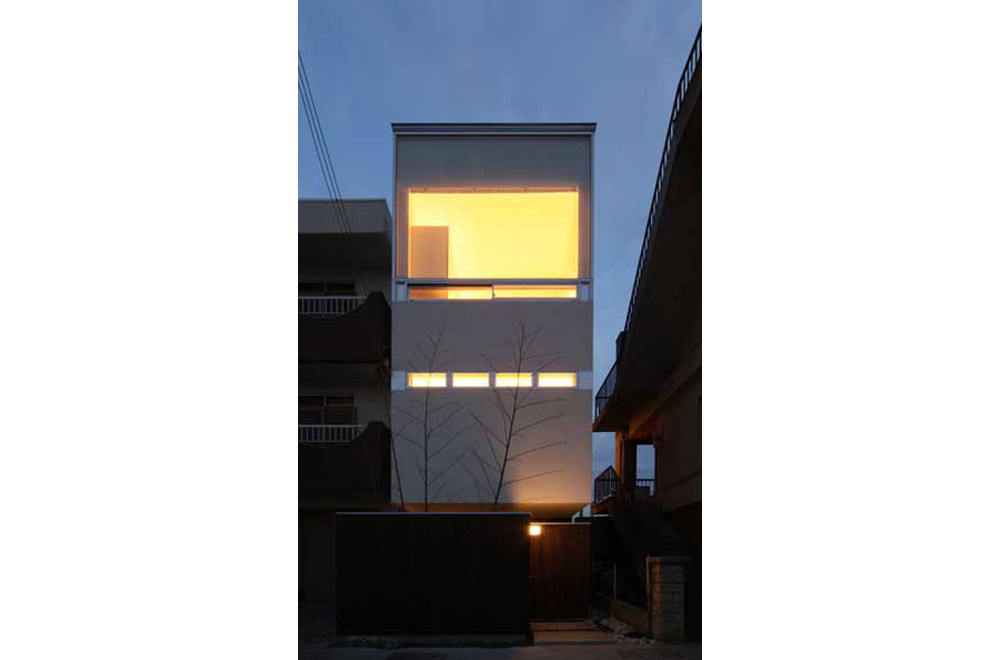 HOUSE IN AKASHI: Facade (in the night)