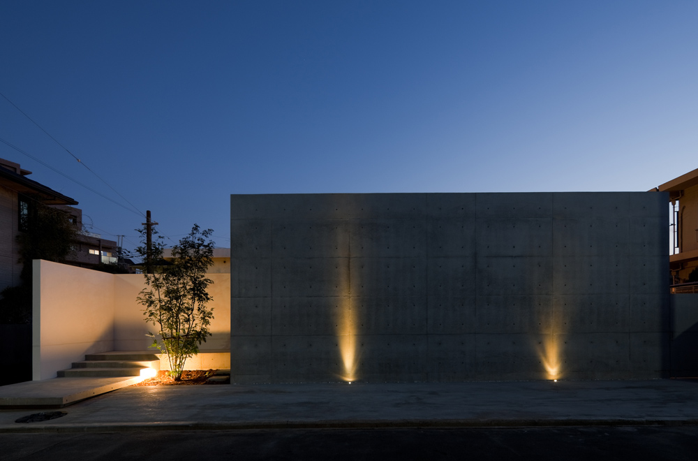 WATER VIEW: Facade (in the night)