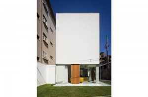 HOUSE OF A GLASS PATIO: Facade