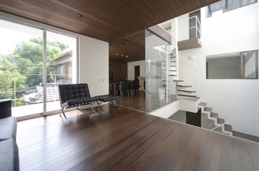 A HOUSE WITH AN INNER PATIO: Living room