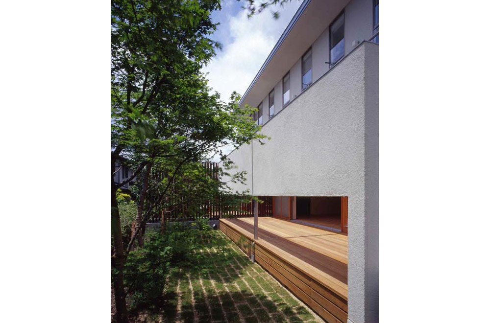 HOUSE IN TOMIGAOKA: Garage terrace