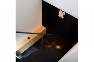 BLACK WALL HOUSE: Stairs