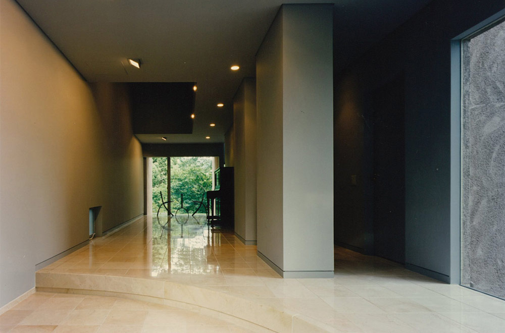 HOUSE IN SUMIYOSHIYAMATE: Entrance hall