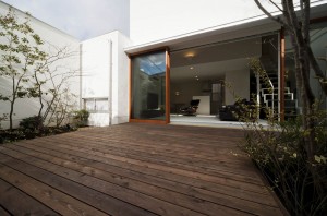 HOUSE WITH A LOUVER TOWER: Deck terrace