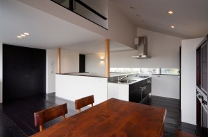 BLACK WALL HOUSE: Living room & Dining kitchen