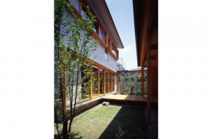 HOUSE IN HAMADERA: Garden