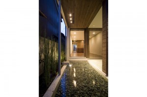 A HOUSE WITH AN INNER PATIO: Courtyard (in the night)
