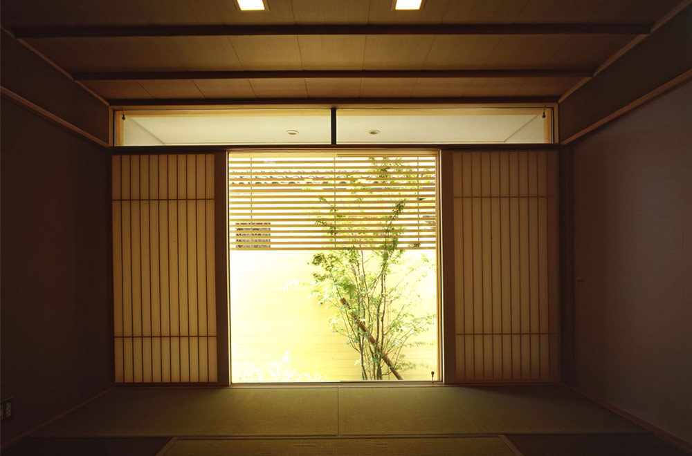 HOUSE WITH ROOF GARDEN: Japanese-style room