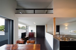 BLACK WALL HOUSE: Living room & Dining kitchen