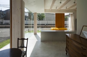 HOUSE OF A GLASS PATIO: Living room