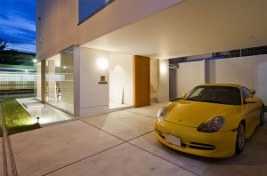 HOUSE OF A GLASS PATIO: Garage (in the night)