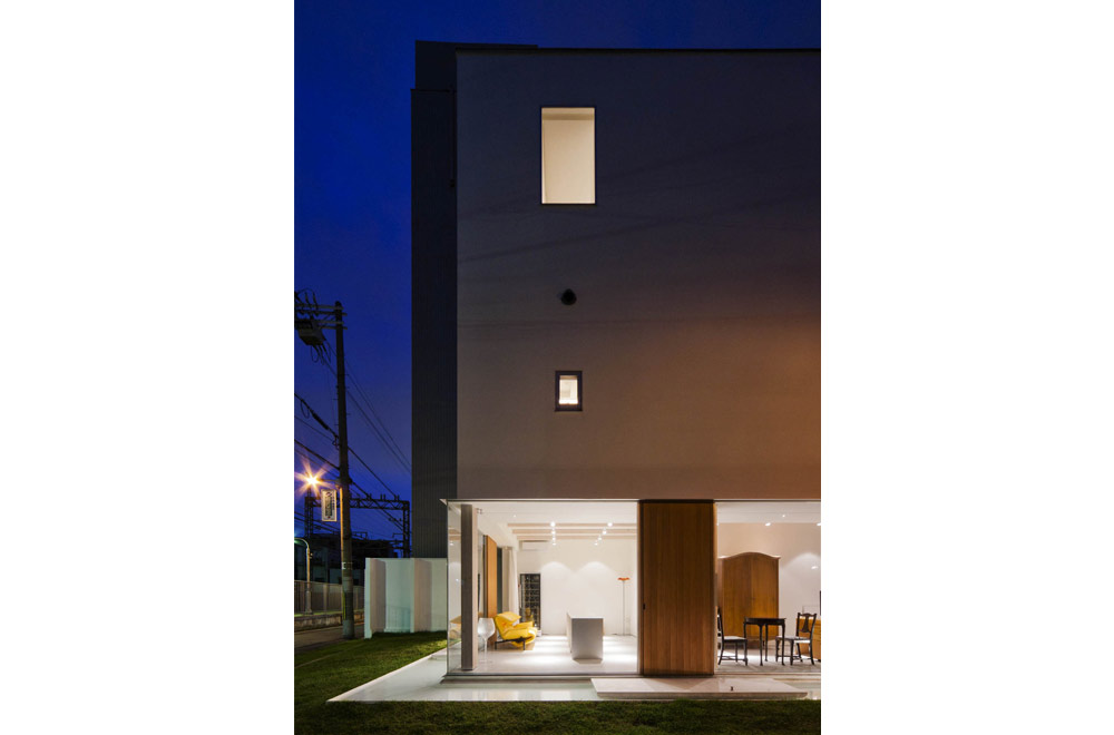 HOUSE OF A GLASS PATIO: Facade (in the night)