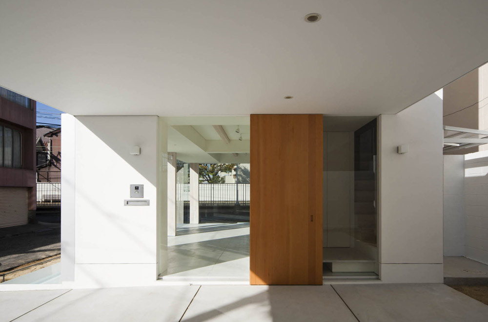 HOUSE OF A GLASS PATIO: Entrance