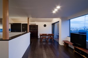 BLACK WALL HOUSE: Living room