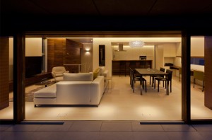 BREEZE THROUGH THE ALLEY: Living room