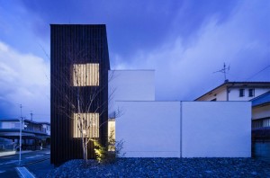 HOUSE WITH A LOUVER TOWER: Facade (in the night)