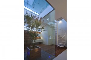 HOUSE OF A GLASS PATIO: Living room