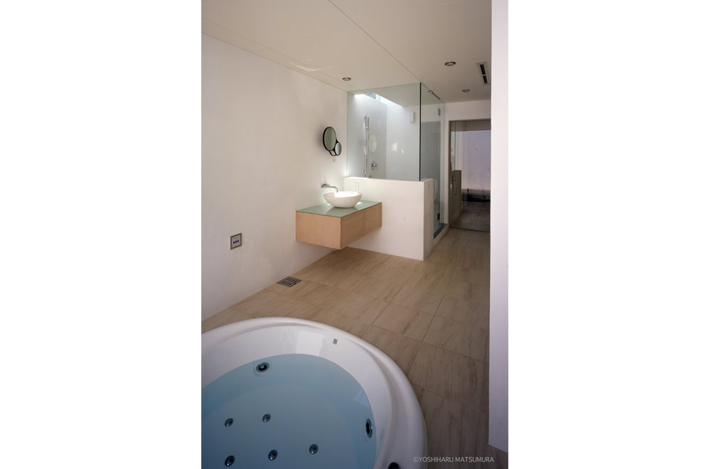 LIAISON HOUSE: Bathroom