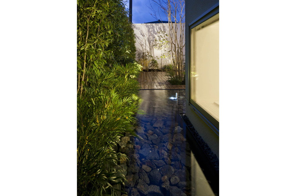 HOUSE WITH A LOUVER TOWER: Courtyard (in the night)