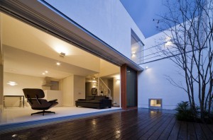 HOUSE WITH A LOUVER TOWER: Deck terrace