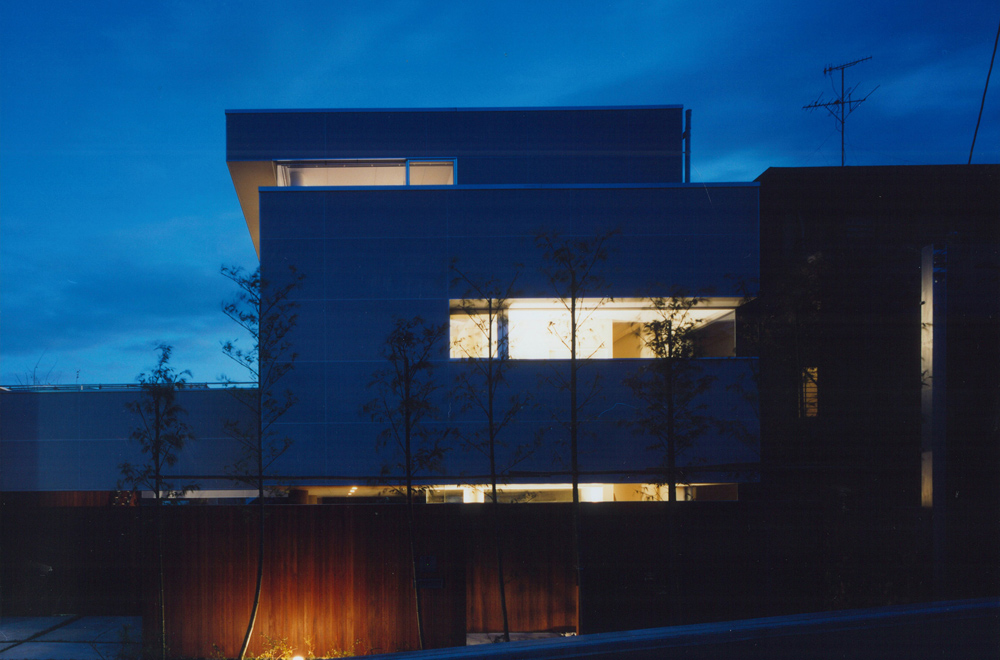 HOUSE IN TAKATSUKA: Facade (in the night)