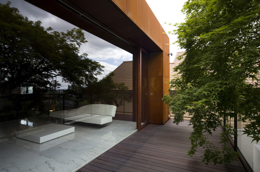 HOUSE WITH MAPLE TREE: Terrace