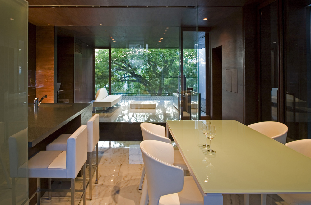 HOUSE WITH MAPLE TREE: Dining kitchen